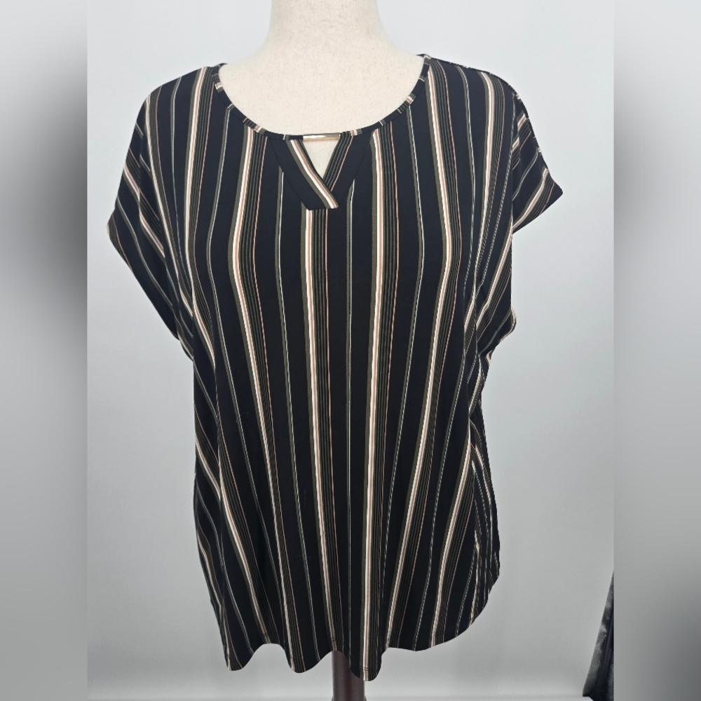 Liz Claiborne Vertical Stripe On Black Keyhole Top 1X (6364)
